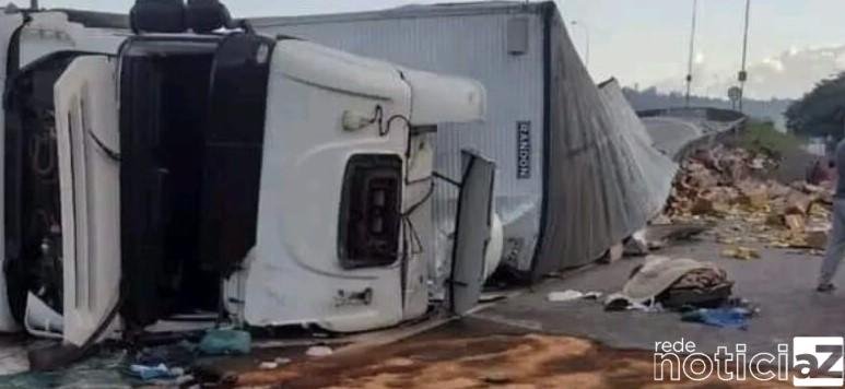 Carreta com carga de bolachas tomba na Edgard Máximo Zambotto
