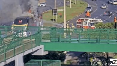 Vídeo - Ônibus com time de futebol feminino pega fogo