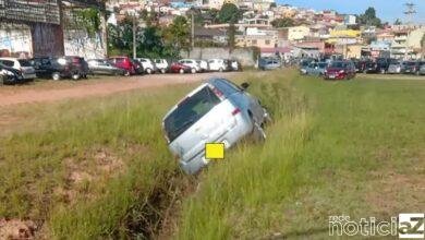 Carro vai parar em valeta após acidente em Várzea Paulista