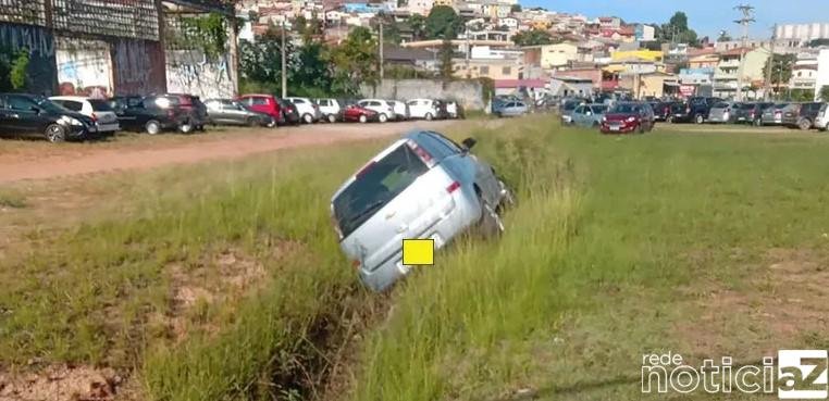 Carro vai parar em valeta após acidente em Várzea Paulista