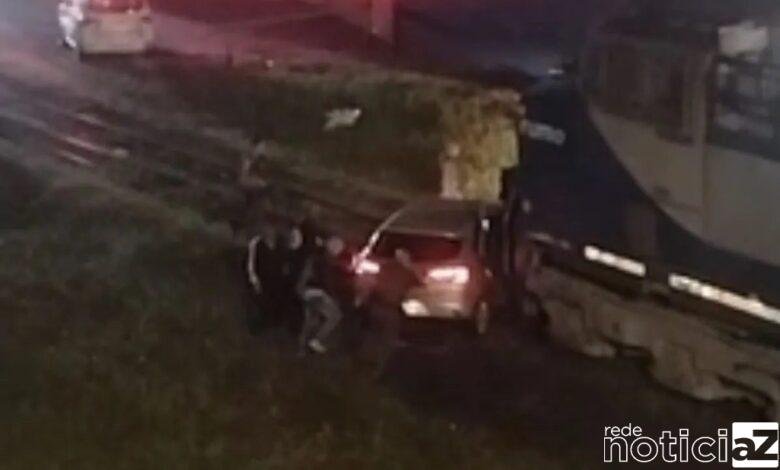 VÍDEO - Carro cruza via preferencial e é atingido por Trem