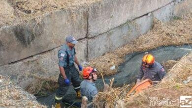 Homem caí dentro de córrego e é socorrido pelo Corpo de Bombeiros