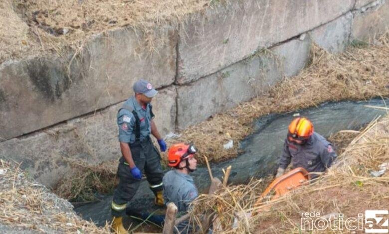 Homem caí dentro de córrego e é socorrido pelo Corpo de Bombeiros