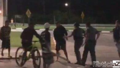 VÍDEO - Policial militar é agredido com pedaço de madeira por moradores