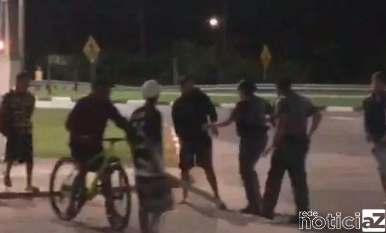 VÍDEO - Policial militar é agredido com pedaço de madeira por moradores