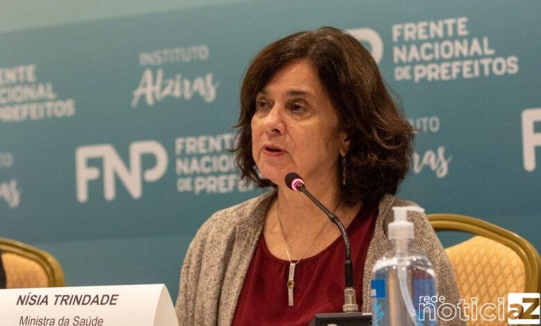 Ministra da Saúde garante que "é hora de intensificar a vacinação"