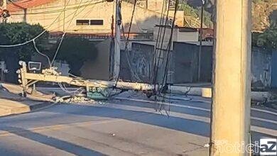 Avenida de Várzea Paulista é bloqueada por poste caído