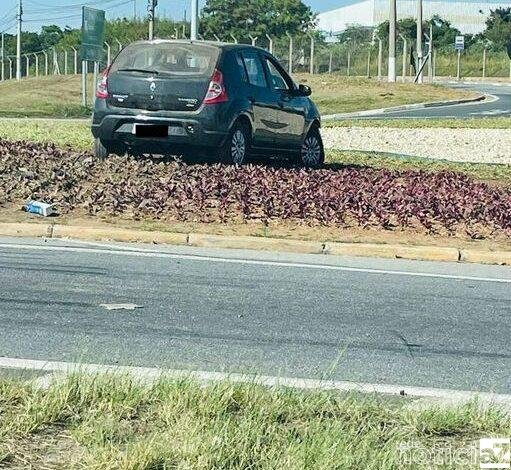 Motorista atravessa canteiro central na Rodovia Anhanguera