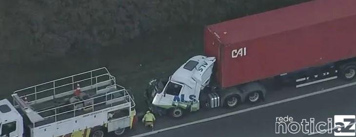 Carretas e carro se envolvem em acidente na Bandeirantes