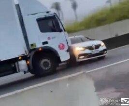VÍDEO - Caminhoneiro se vinga de bandidos e arrasta carro na Anhanguera