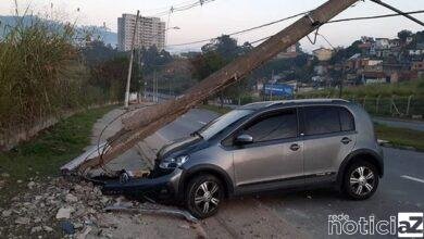 Carro derruba poste e interdita avenida de Jundiaí