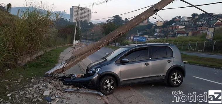 Carro derruba poste e interdita avenida de Jundiaí