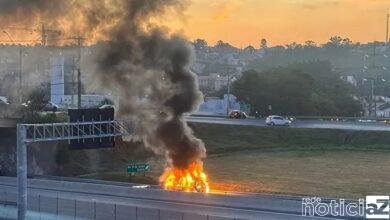 Incêndio em Kombi complica o trânsito na João Cereser