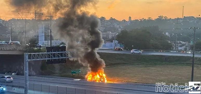 Incêndio em Kombi complica o trânsito na João Cereser