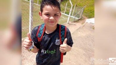 Criança de 7 anos está internada com lesões graves após van cair de barranco