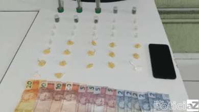 Jovem é preso com drogas e dinheiro do tráfico
