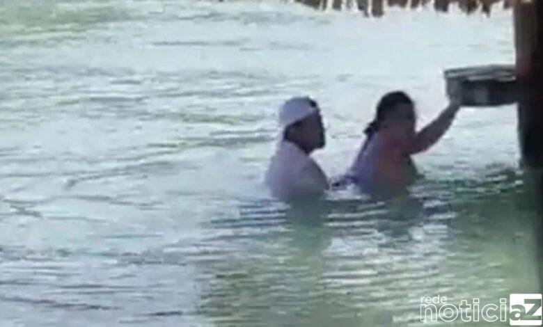 VÍDEO - Casal é flagrado fazendo sexo em mar cristalino e choca banhistas