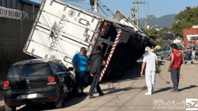 Carreta tomba sobre quatro carros em Jundiaí