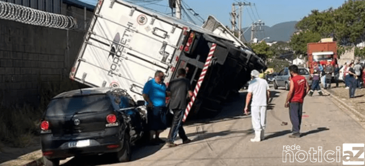 Carreta tomba sobre quatro carros em Jundiaí