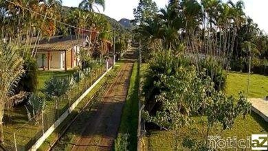 VÍDEO - Câmeras flagram momento que cidade é atingida por tremor
