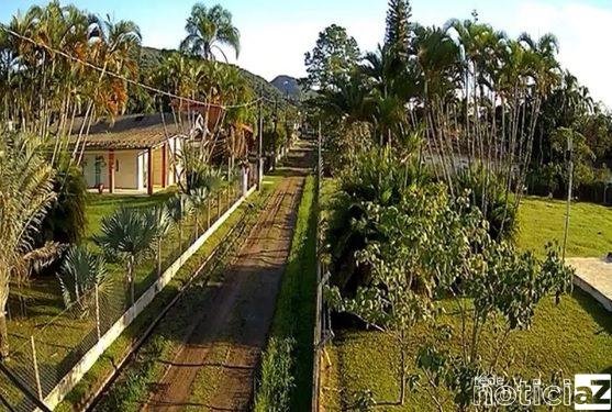 VÍDEO - Câmeras flagram momento que cidade é atingida por tremor