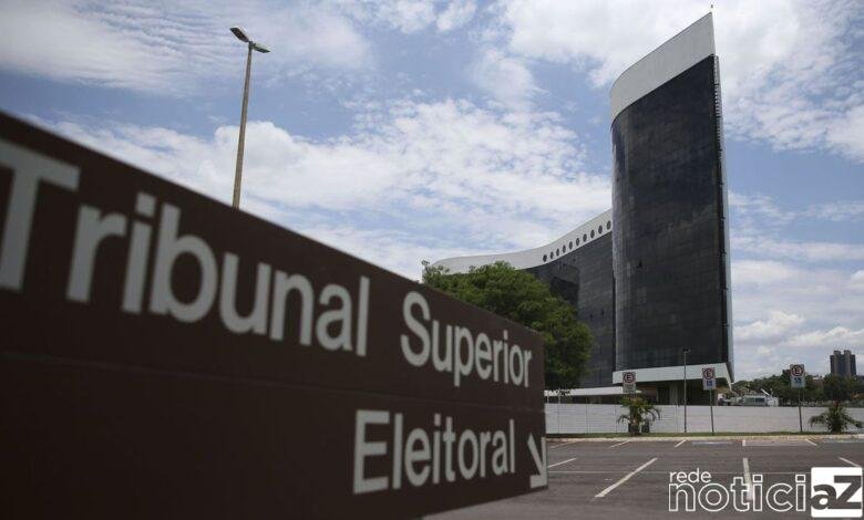 TSE suspende sessão com 3 votos a 1 pela inelegibilidade de Bolsonaro