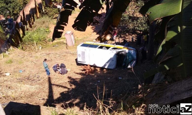 VÍDEO - Imagens mostram van com crianças caindo de barranco