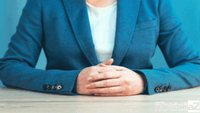 A comunicação corporal é uma forma de expressão que desempenha um papel fundamental na comunicação humana. Por meio de gestos, posturas, expressões faciais e movimentações, nosso corpo transmite o que estamos sentindo. Fernanda de Morais, Fonoaudióloga Mentora e Especialista em Comunicação e Oratória, pontua que a linguagem corporal é responsável por mais de 90% das informações transmitidas em uma interação. A expressão corporal não influencia apenas na forma como somos vistos, mas também pode ser utilizada para transmitir sentimentos. "É importante que a comunicação corporal seja coerente com o que está sendo falado. Por exemplo: um assunto sério pede menos gestos, movimentos mais firmes e certeiros; já uma conversa alegre pede mais gesticulação e movimentos mais rápidos", relata a fonoaudióloga. Para melhorar a comunicação em grupo, principalmente no ambiente corporativo, a expressão corporal também pode ser utilizada. Ao investir nessa área, é possível aumentar o poder de influência, trazer clareza e credibilidade ao que é falado, aprimorar a imagem pessoal e profissional, engajar os ouvintes, transmitir emoções e fortalecer relacionamentos pessoais e profissionais. Para iniciantes que buscam informações sobre o assunto, existem várias maneiras de aperfeiçoar essa habilidade. "A leitura de livros, a observação de pessoas que são referência em comunicação, como professores, palestrantes e apresentadores de TV e a autoanálise por meio de gravações de vídeos são algumas opções. Fazer uma gravação e assistir, observando a sincronia da linguagem corporal e das palavras, pode ser uma forma enriquecedora de aprender e aprimorar a comunicação do corpo", declara a especialista. Podemos utilizar a comunicação não verbal como forma de transmitir emoções e sentimentos. Através da postura corporal, segundo Fernanda, podemos revelar confiança, desleixo, desconforto, receptividade ou insegurança. A expressão facial também desempenha um papel fundamental, com o sorriso indicando felicidade e a testa franzida expressando preocupação ou descontentamento. ﻿O contato visual é outra maneira de transmitir emoções, demonstrando interesse, sinceridade e confiança. Além disso, os gestos devem apoiar as ênfases, ressaltando ideias e emoções. "Quanto mais sincronia houver entre o que se fala e como se movimenta, mais emoção e verdade serão transmitidas". Para aprimorar a expressão corporal, a fonoaudióloga Fernanda de Morais separou dicas importantes. Confira: - Consciência corporal: quanto mais você tiver consciência de como senta, de como anda, de como permanece em pé e como se movimenta, melhor será a sua expressão corporal, por isso, esteja atento e concentre sua atenção nisso. - Observe outras pessoas: preste atenção aos gestos, posturas e expressões faciais que elas usam para transmitir emoções e sentimentos. Isso pode ajudar você a desenvolver uma maior compreensão da maneira como se expressa. - Treinamento: se você deseja aprimorar ainda mais suas habilidades de expressão corporal, considere a possibilidade de fazer uma mentoria ou participar de treinamentos específicos de comunicação e oratória. Aprimorar a expressão corporal é um processo contínuo. Quanto mais você praticar e se dedicar a entender seu próprio corpo, mais habilidades de comunicação não verbal poderá desenvolver.