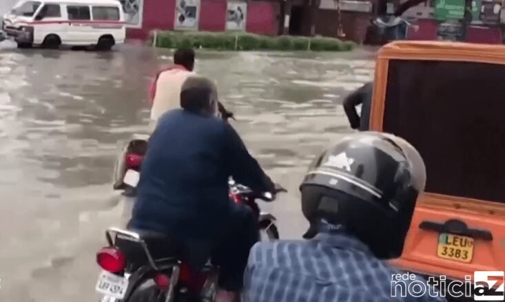 Chuvas no Paquistão causam mortes e alerta para mais inundações