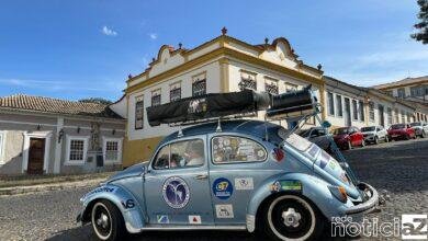 Batatuba receberá evento religioso e exibição de carros antigos nos dias 14 e 15/07 O bairro de Batatuba, em Piracaia, fundado pelo empresário (Jan Antonin) Bata ganha mais uma oportunidade de promoção. Nos dias 14 e 15 de julho de 2023 o Dr. Evandro Trachta, cônsul honorário da República Tcheca em Batayporã (MS), estará na região para cumprir agenda em dois encontros e reforçar os laços de Batatuba com a República Tcheca nas áreas religiosa e do colecionismo. Um convite do empresário Dirceu Cardoso, presidente do Núcleo Cultural Jan Antonin Bata. No dia 14/07, sexta-feira, às 18h, acontecerá uma recepção ao Dr. Evandro na Igreja de São Brás, em Batatuba, onde contará um pouco sobre a recente peregrinação que realizou até o Santuário do Menino Jesus de Praga, em São João del Rei (MG) e a bordo de seu fusca. Na ocasião, se reunirá com o pároco, a comunidade católica e amigos para explicar sobre a origem da devoção ao Menino Jesus de Praga, que remonta ao século XVII e está ligada a um convento dos freis Carmelitas Descalços, situado em Praga, República Checa . Já no sábado, 15/07, às 09h, será realizado um bate papo com café da manhã comunitário para que o cônsul honorário conte um pouco mais sobre sua paixão pelo automóvel Fusca e amplie a conexão tcheca com a região. A atividade contará com a participação de proprietários de carros antigos da região e tem o suporte do Clube de Autos Antigos de Piracaia. Será na praça central de Batatuba. Segundo o Clube devem estar presentes modelos como o Maverick GT de 1974, monzas, fuscas, pickups e demais raridades que chamam a atenção dos amantes do automobilismo e colecionismo de carros antigos. "O pioneiro empreendedor e visionário Jan Antonin Bata, figura respeitada e admirada até hoje, incentivava o colecionismo de objetos identificados com a nossa história. Assim, reunir o Dr. Evandro, sua devoção pelo Menino Jesus de Praga e sua paixão pelo fusca foi uma forma de trazer mais oportunidades para Batatuba nesses intercâmbios tchecos-brasileiros que incentivamos nos últimos anos", afirma Dirceu Cardoso. Evandro Trachta é neto do tcheco Jindrich Trachta, pioneiro de Batayporã e um dos principais responsáveis pela execução do projeto do também tcheco, Jan Antonin Bata, que resultou na criação da cidade. Após a morte de seu avô, Evandro Trachta se tornou o grande pivô no que se refere a criação do Centro de Memória Jindrich Trachta, estreitando os laços e executando projetos com a República Tcheca. Batayporã se tornou um dos destinos mais escolhidos pelos tchecos que visitam o Brasil. O diplomata firmou parcerias entre universidades tchecas e brasileiras e articulou uma proximidade entre empresários dos dois países. As duas atividades são abertas ao público e contam com o apoio do Consulado Honorário da República Tcheca em Batayporã (MS), Clube de Autos Antigos de Piracaia, COMTUR Piracaia, Associação Isso é Piracaia, Redescobrindo Ideias & Eventos e Goyos Supermercados (unidades Centro e Batatuba). SERVIÇO: Evento: Recepção ao Dr. Evandro Trachta, Cônsul Honorário da República Tcheca Quando: 14 de julho, sexta-feira Hora: 18h Local: Igreja de São Brás em Batatuba, Piracaia Evento: Bate papo com o Cônsul Evandro e encontro de carros antigos da região. Quando: 15 de julho, sábado Hora: 9h Local: Praça Central de Batatuba.