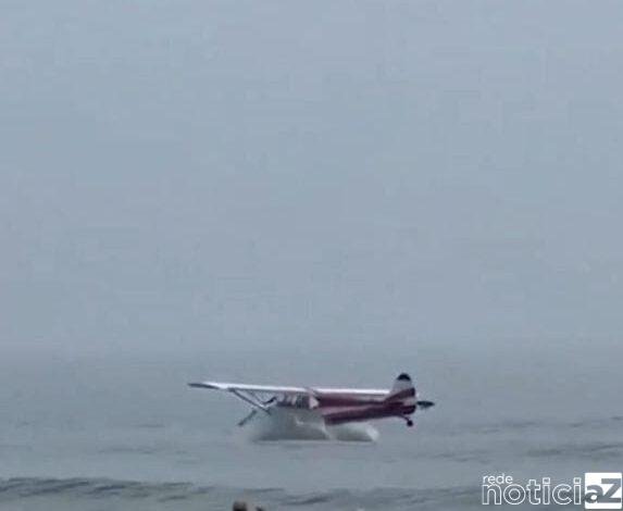 Avião cai perto de banhistas em praia