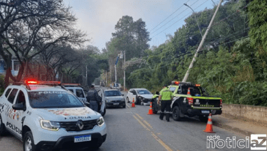 Carro roubado colide com poste de energia em Jundiaí