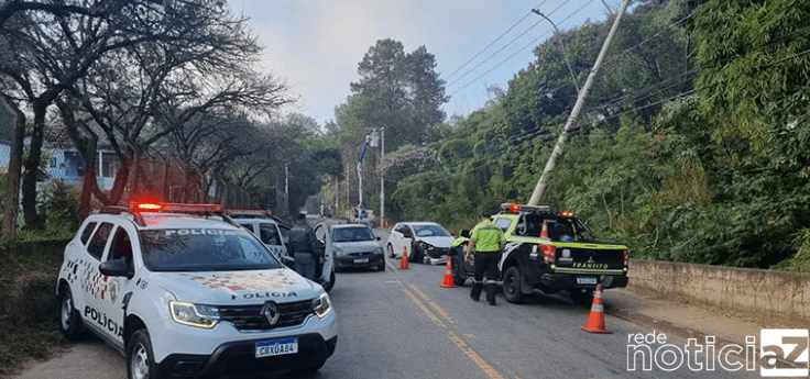 Carro roubado colide com poste de energia em Jundiaí