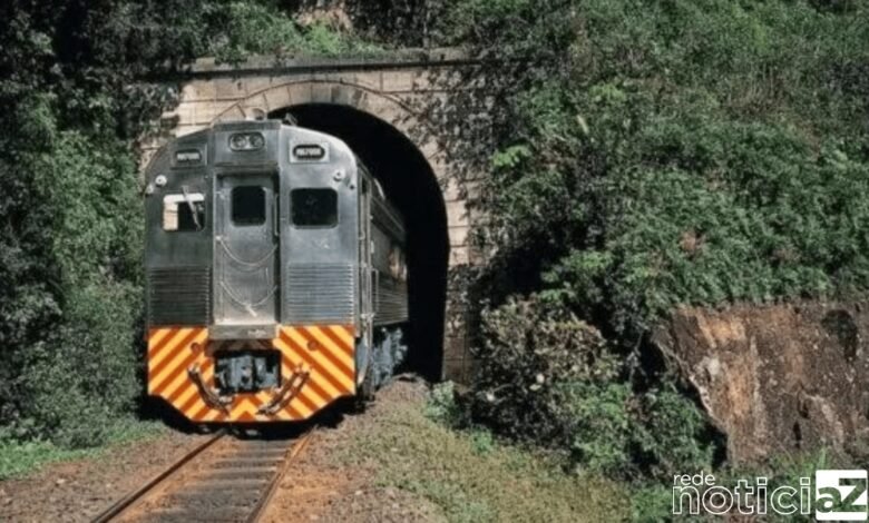 Trem com 943 turistas fica preso por 10 horas