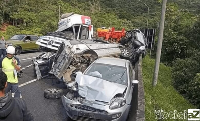 VÍDEO - Caminhão causa acidente e arrasta 14 carros