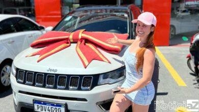 Influencer muda de vida com "nudes" e compra carro de luxo avaliado em 200 mil reais