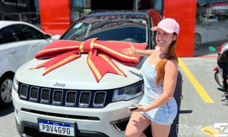 Influencer muda de vida com "nudes" e compra carro de luxo avaliado em 200 mil reais