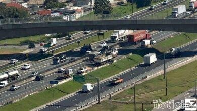 Carreta causa congestionamento a Rodovia Anhanguera