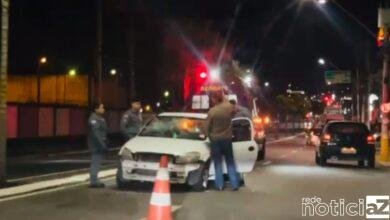 Motorista de carro atropela motociclista após avançar o sinal vermelho