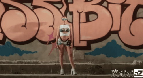 Anitta sensualiza em nova música “Funk Rave”; Veja