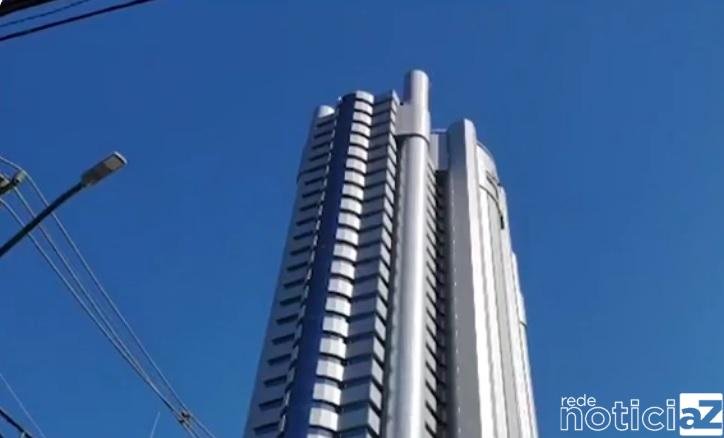 VÍDEO - Prédio começa a desmoronar devido a forte vento