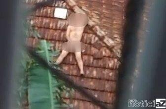 VÍDEO - Homem é gravado se masturbando em cima do telhado de sua casa
