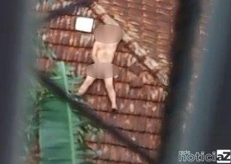 VÍDEO - Homem é gravado se masturbando em cima do telhado de sua casa