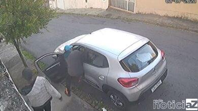 VÍDEO - Carro é roubado em Jundiaí e vítima é jogada no meio da rua