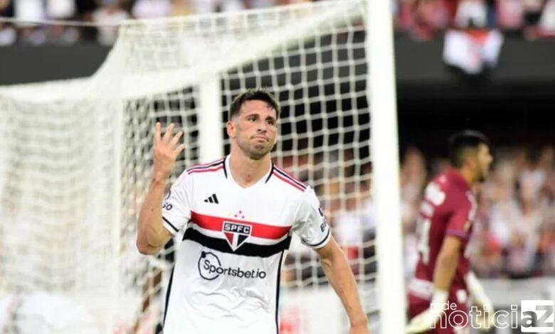 São Paulo bate Santos por 4x1 e entra no G4