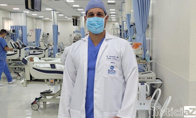 Médico e cirurgião cardiologista participa de treinamento para realizar cirurgias minimamente invasivas