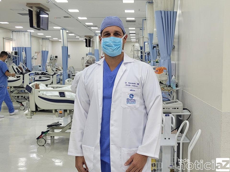Médico e cirurgião cardiologista participa de treinamento para realizar ...