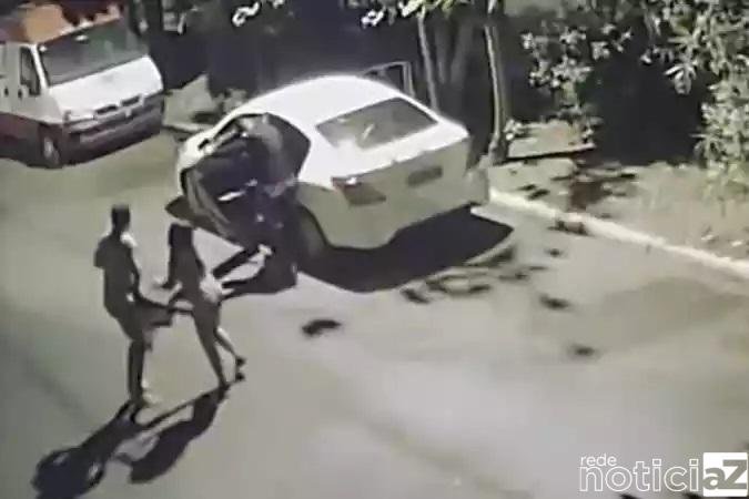 VÍDEO - Casal que fazia sexo em carro é assaltado