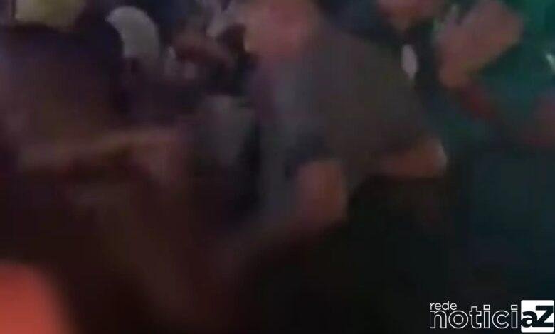 VÍDEO - Casal é flagrado fazendo sexo em festa universitária
