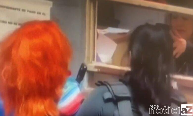 VÍDEO - Boneco de Chucky é preso pela polícia